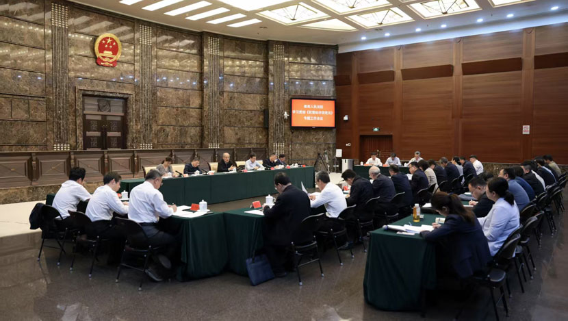 贯彻民营经济促进法：根本是做实依法平等...