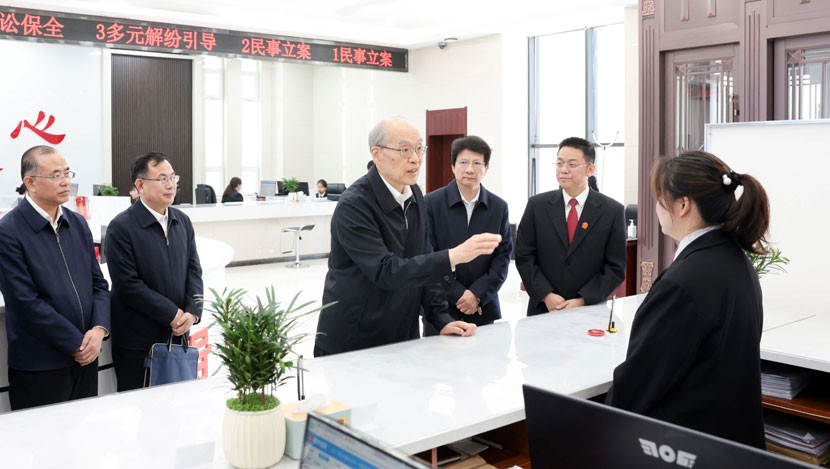 “抬起衙门就群众”
