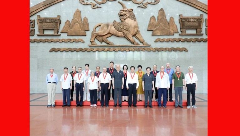 张军为老党员颁发“光荣在党50年”纪念章