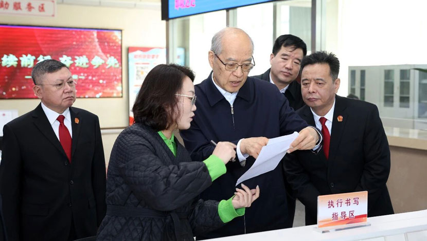 向全国法院特别是基层法院干警道一声：辛...