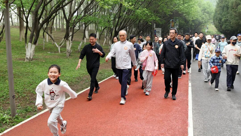 把健康理念和奋进精神带到本职岗位