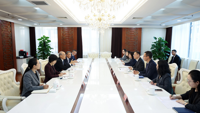 张军会见香港国际仲裁中心联合主席杜淦堃...
